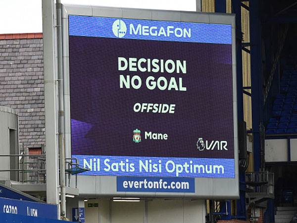 ג'ורדן הנדרסון והשופט. כל נקודה חשובה (Getty)