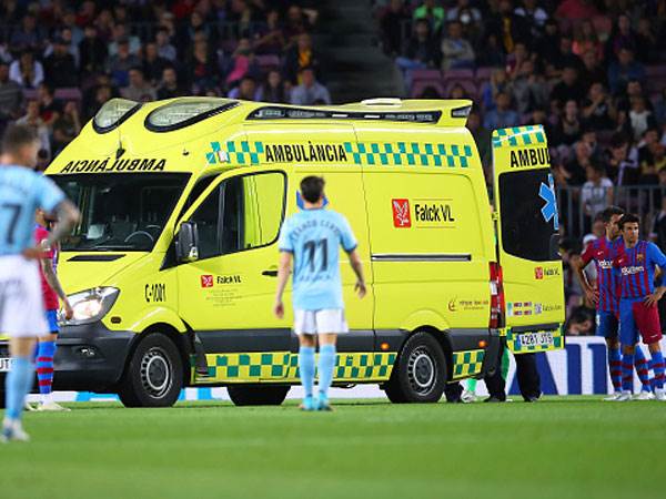 האמבולנס במגרש. רק בריאות (Getty)