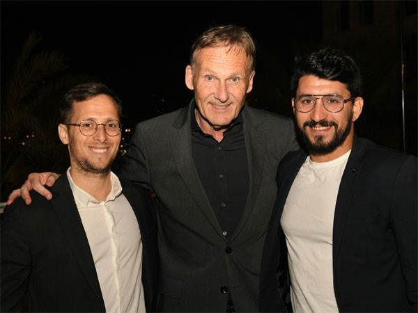 מימין: אלמוג כהן, האנס יואכים ואצקה וניב גולדשטיין (מוקי שוורץ)