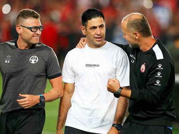 גם נושאים מקצועיים על הפרק. ברדה (אלן שיבר)