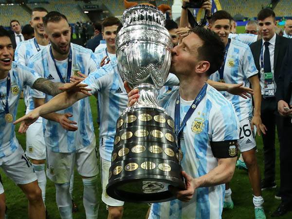 מסי והקופה. היחס בארגנטינה השתנה (Getty)