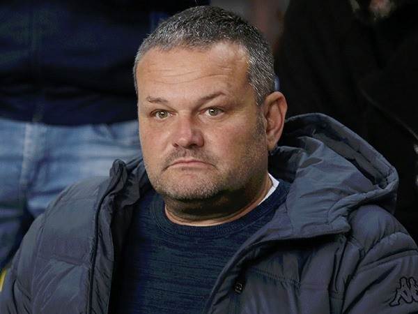 מתמודד עם סיטואציה בעייתית. בלפר (אלן שיבר)