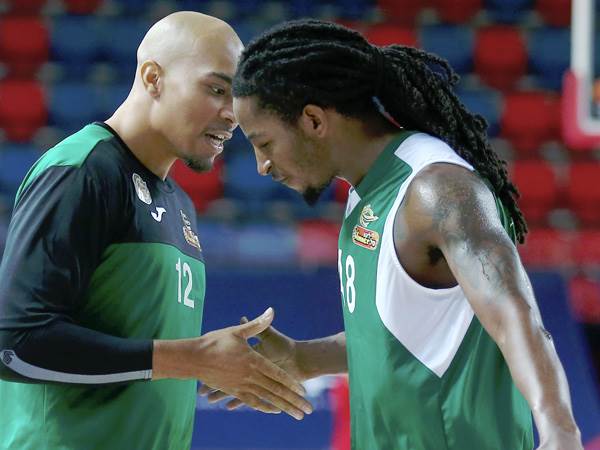 סמית' במדי חיפה. מנהל משחק (אלן שיבר)