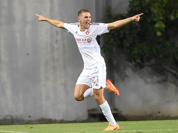 עלה מהספסל וכבש. סניור (ברני ארדוב)