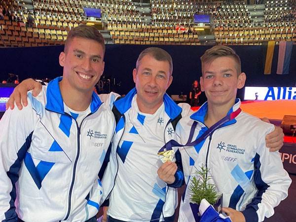 דוצנקו, מצד ימין (איגוד ההתעמלות)