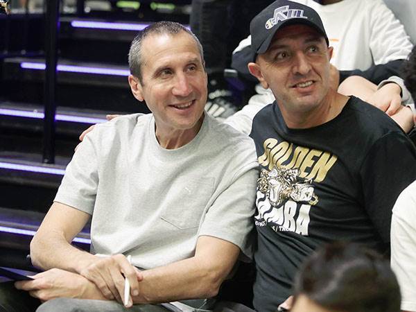 יתן את הגב לקטש.  בלאט (אלן שיבר)