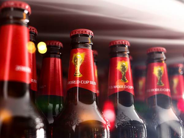 בקבוקים ממותגים למונדיאל 2018. לא יהיו בקטאר? (Photo by Robbie Jay Barratt - AMA/Getty Images)