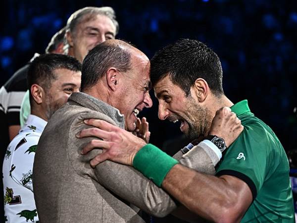 חגג עם מאמנו את ההישג ההיסטורי (GETTY)