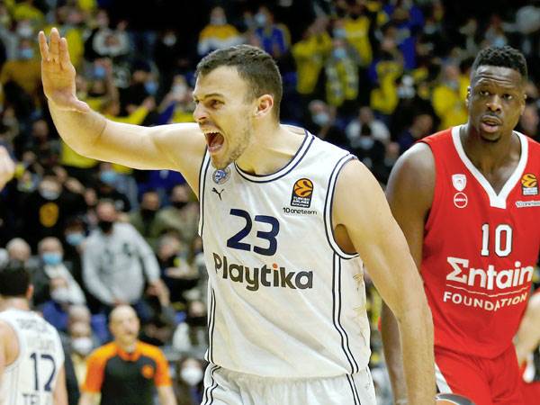 "ברכה לשחק בקבוצה כזו" (אלן שיבר)