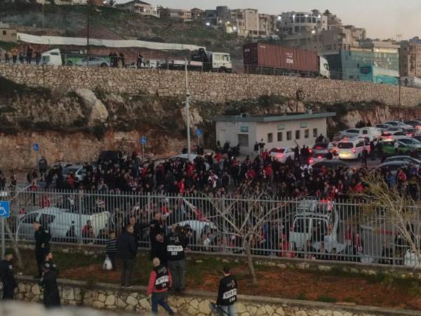 אוהדי אום אל פאחם מחוץ לאיצטדיון