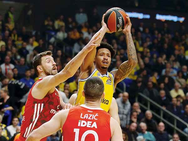 הרבע הראשון עוד התחיל צמוד (צילום: אלן שיבר)