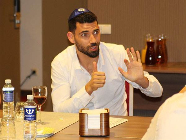 רפי מנקו עם הכיפה הצהובה (צילום: מכבי ת"א)