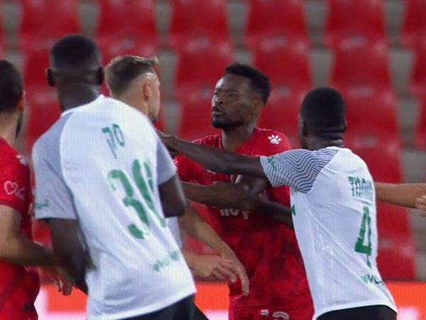 אנסה מתעמת עם אצילי