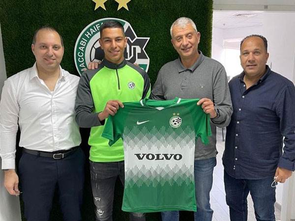 מעמד החתימה (באדיבות מכבי חיפה)