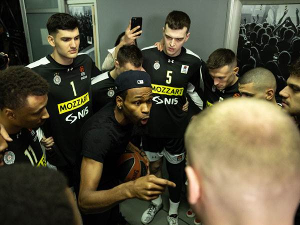 פאנטר המושעה מחמם את שחקני פרטיזן (Getty Images)