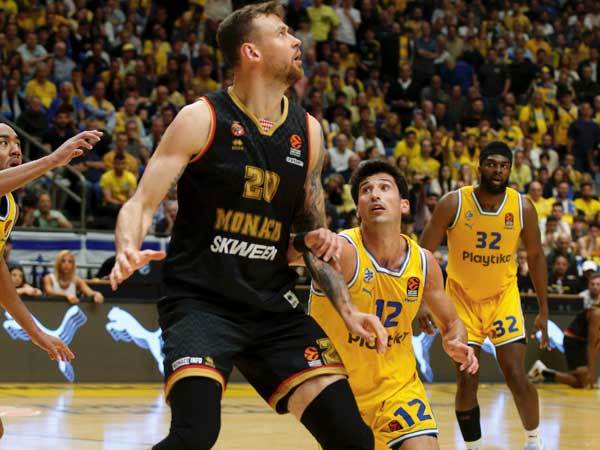 מאמין שקבוצתו יכולה ללכת עד הסוף. מוטיונאס (אלן שיבר)