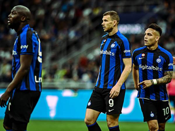 עם לאוטרו מרטינס ודז'קו. עדיין מעליו בהיררכיה (Piero Cruciatti/Anadolu Agency via Getty Images)