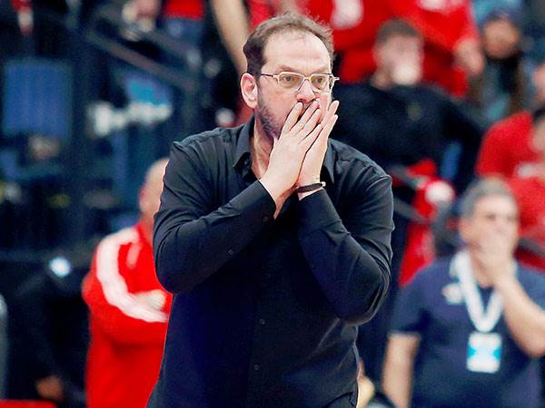 דרוקר על הקווים כמאמן הפועל חיפה (קרדיט: אלן שיבר)