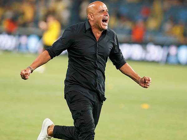 "זה גביע מיוחד, כי התחלנו מכלום". אבוקסיס חוגג (צילום: אלן שיבר)