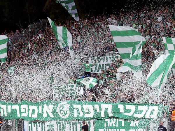 העצב הפך לשמחה. אוהדי מכבי חיפה (צילום: אלן שיבר)