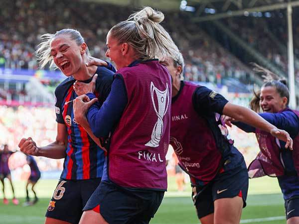 חגגה מול האקסית (GETTY)