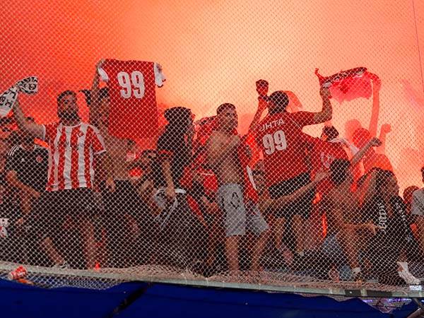 האבוקות ביציע אוהדי הפועל תל אביב (אלן שיבר)