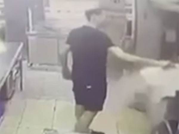 רגע שפיכת הדלק על הגריל (צילום מסך מתוך הטלגרם של דניאל עמרם)