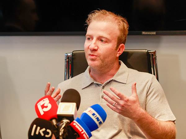 "הועברה אסמכתא לבקרה". דיוויד מינצברג (ניר קידר)