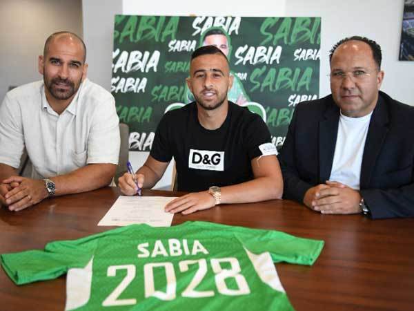 סבע עם עובדיה ואלברמן במעמד החתימה (מכבי חיפה)