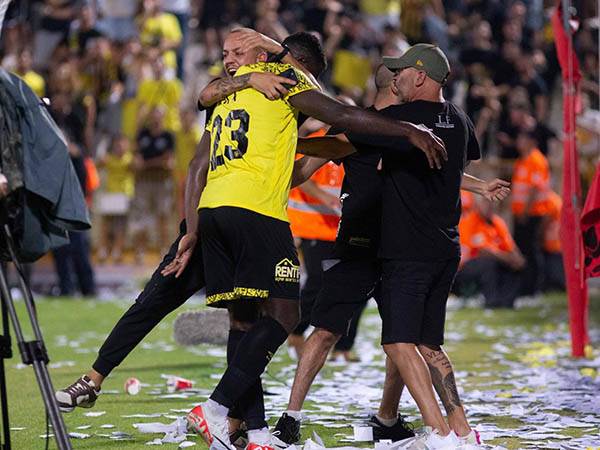 "בכורה נוצצת" (קובי אליהו)