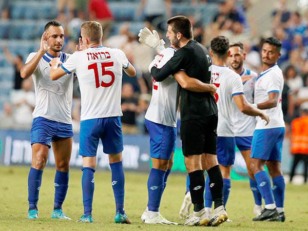 שחקני פתח תקווה חוגגים (אלן שיבר)