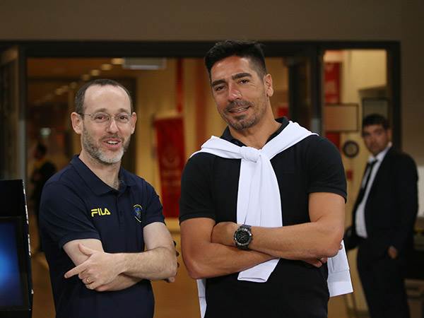 בקשר עם הזרים. זיו (אלן שיבר)