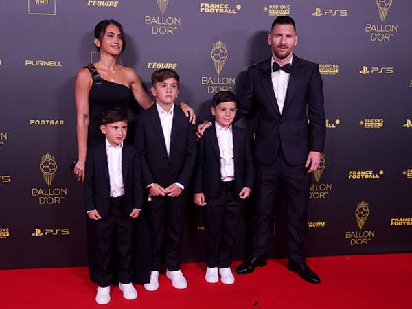 מסי ומשפחתו על השטיח האדום (GETTY)