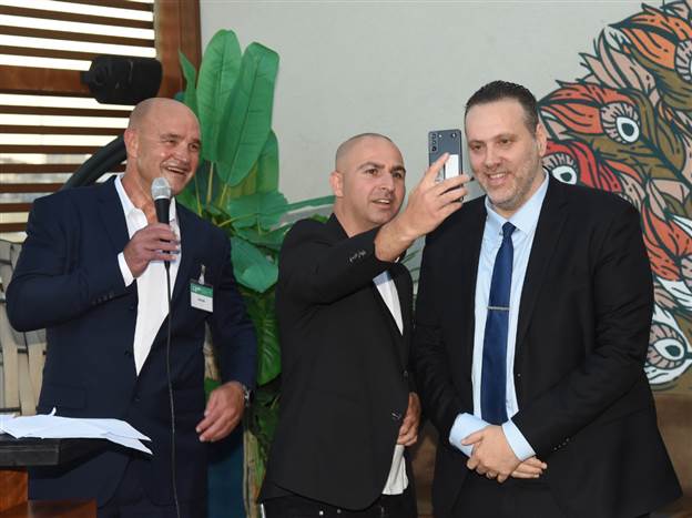 השר זוהר מבצע בדיקת ראש דרך הסמארטפון בוועידת החדשנות