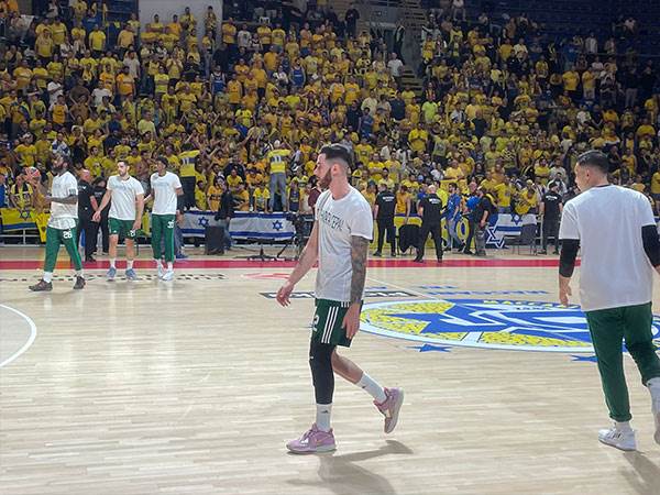 שחקני פאו עלו עם כיתוב של שמו על החולצות