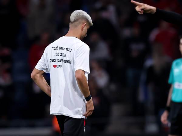 יוספי עם חולצתה לזכרו של תומר אחימס ז“ל (מאור אלקסלסי)