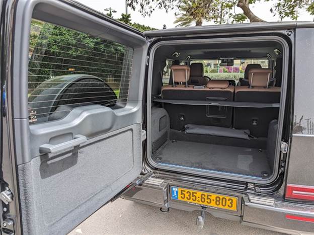 תא מטען גדול עם דלת גדולה לא פחות