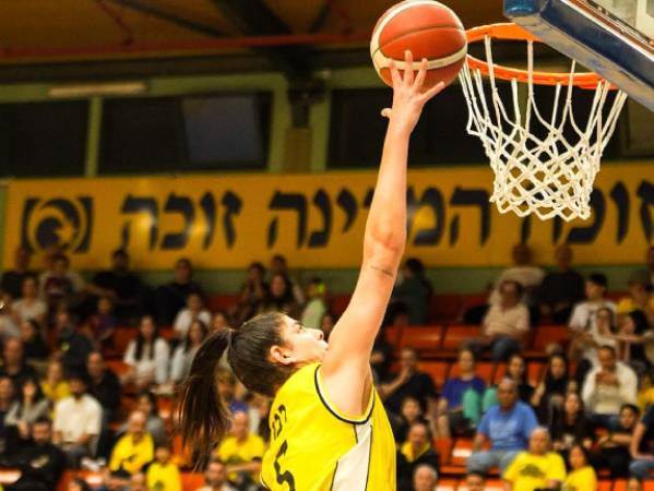 מעבר היסטורי (דני מרון - באדיבות מנהלת ליגת העל בכדורסל נשים)