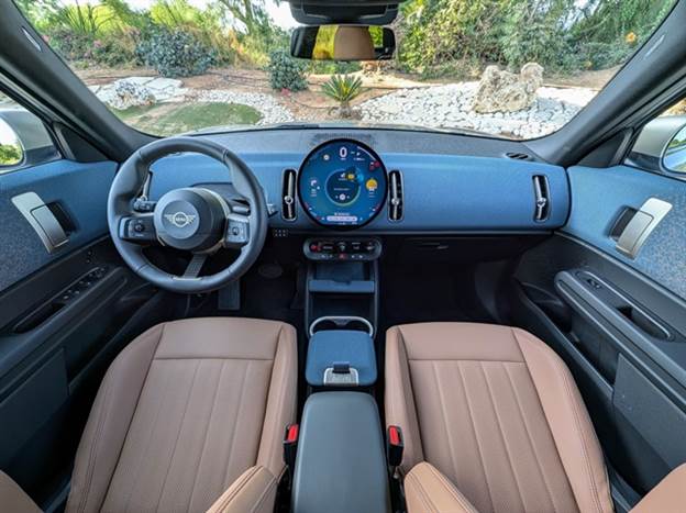 מראה רטרו-מודרני ושילובי צבעים מעניינים