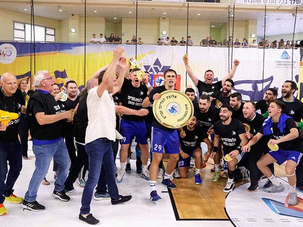 קראצ`יץ` מניף צלחת אליפות עם מכבי ראשל“צ (הדר ואן קולא, איגוד הכדוריד)