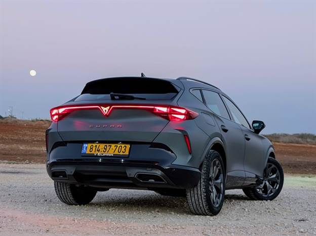 נראה ספורטיבי גם מאחור