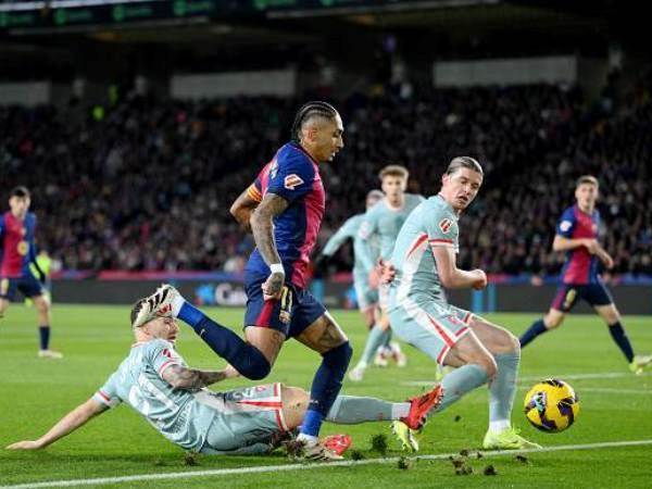 ראפיניה ובארסה החמיצו ונענשו (getty)