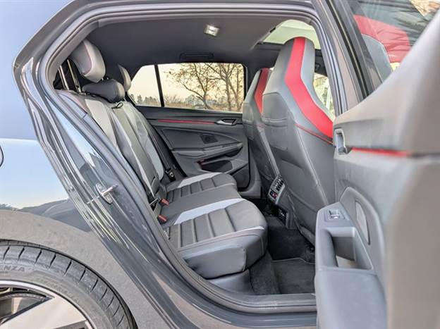 המרווח מאחור יתאים יותר לשניים עקב תעלת הינע בולטת