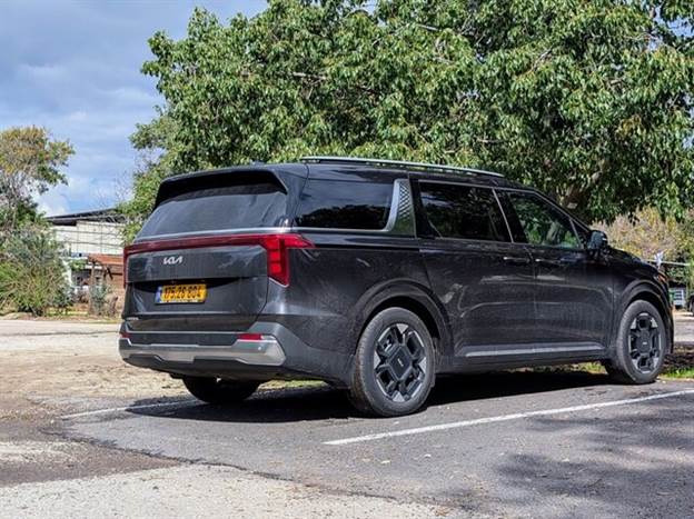 צריכת דלק שתשאיר אתכם קרובים לתחנת הדלק. האם שווה לכם תוספת המחיר לגרסה ההיברידית?