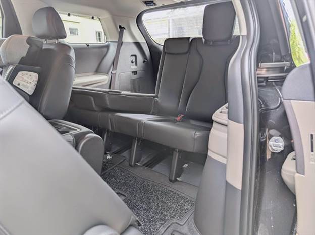 שורה שלישית עם שלוש חגורות: שני מבוגרים יסתדרו כאן ובטח ששלושה ילדים