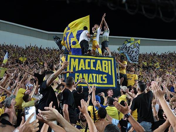 זהבי ואוהדי מכבי ת“א בסיום (אלן שיבר)