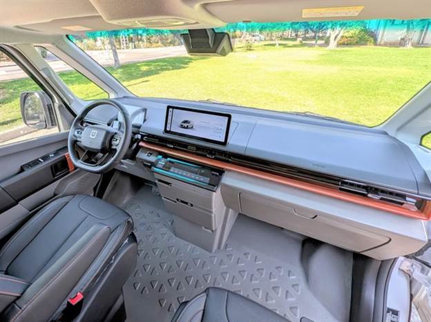 תא נוסעים מסחרי, גם באיכות לצד גימורים בגוון נחושת שמשדרגים את האווירה וגם רשימת אבזור מכובדת