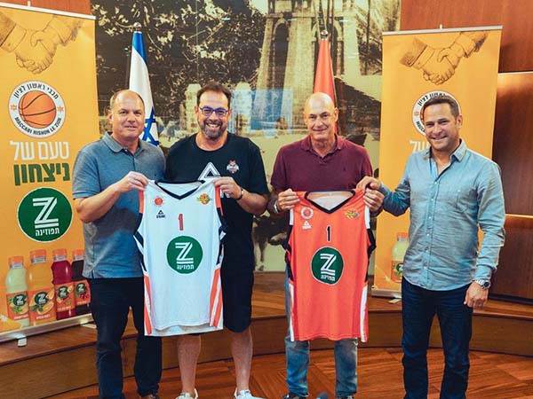 ראש העירייה רז קינסטליך, יו״ר המועדון ארז בן חיים, מאמן הקבוצה שרון דרוקר ומנכ"ל יפאורה דורון גלזר. צילום: יאנה ליבמן