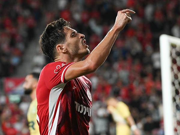 במה שהפך לשער החוקי היחיד של המשחק (ברני ארדוב)