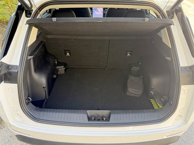 תא מטען שימושי, אך המפתח צר יחסית והתא עמוק